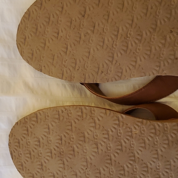 Ugg Leather Flip Flops - Picture 3 of 8